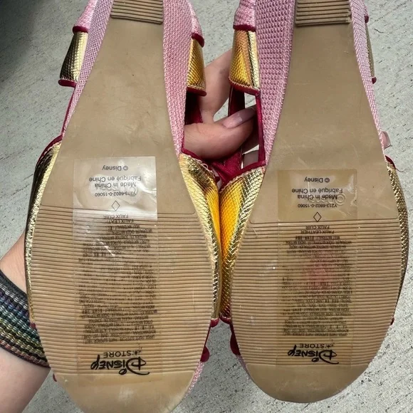 Disney Mulan Red and Pink Heels with Ornate Design - Picture 4 of 8